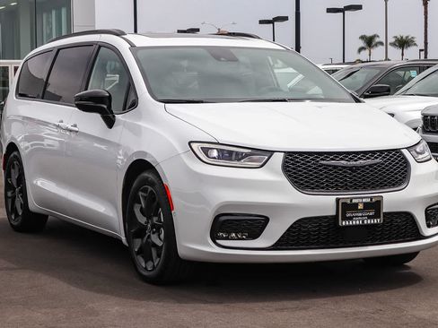 New 2026 Chrysler Pacifica Limited w/ S Appearance Package FWD image 3