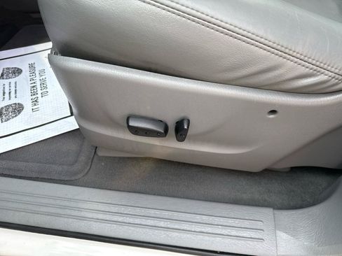 Used 2005 Chrysler Town & Country Touring FWD image 11
