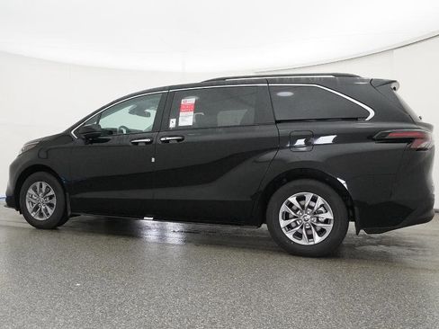 New 2026 Toyota Sienna XLE image 12