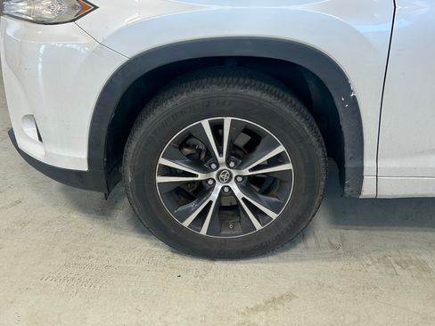 Used 2017 Toyota Highlander LE FWD image 8