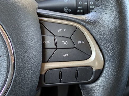 Used 2017 Jeep Renegade Latitude image 22