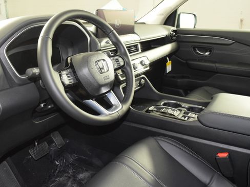 New 2026 Honda Pilot Touring image 2