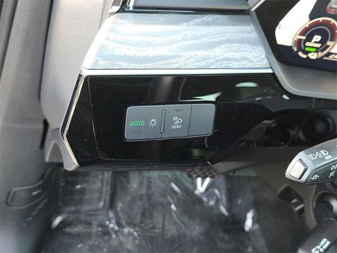 Used 2022 Audi e-tron Premium image 33