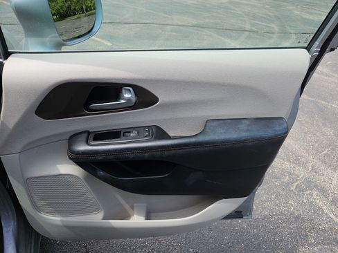 Used 2017 Chrysler Pacifica Touring-L FWD image 13