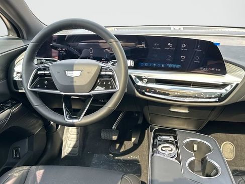 Used 2025 Cadillac Lyriq Luxury image 2