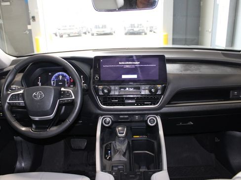Used 2024 Toyota Grand Highlander AWD image 14