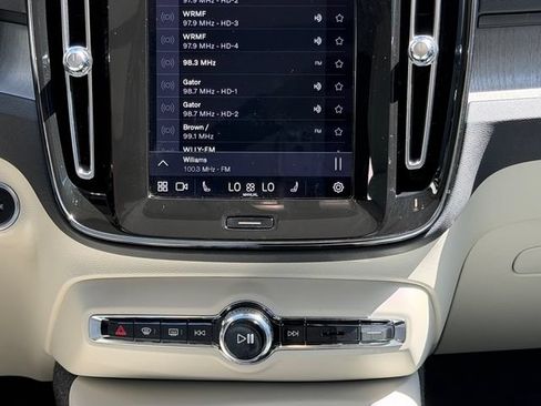 Certified 2025 Volvo XC40 B5 Ultra w/ Protection Package Premier AWD/4WD image 19