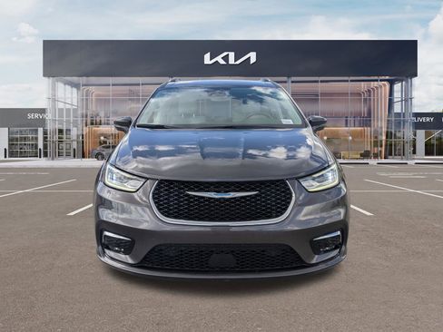 Used 2021 Chrysler Pacifica Touring-L image 7