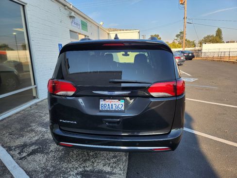 Used 2020 Chrysler Pacifica Touring-L FWD image 5