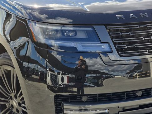 Certified 2025 Land Rover Range Rover SE image 33