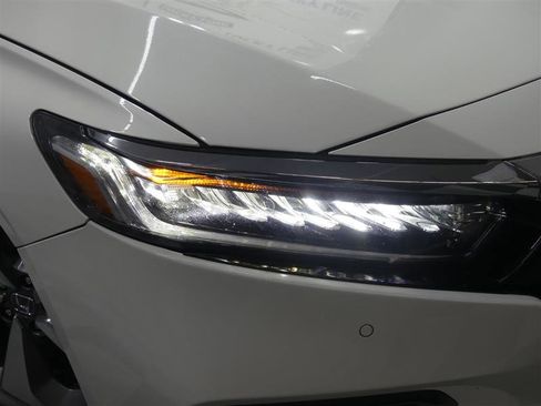 Used 2018 Honda Accord Touring image 14