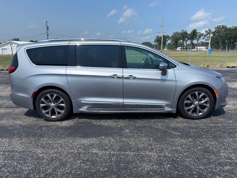 Used 2017 Chrysler Pacifica Limited w/ Advanced Safetytec Group FWD image 15