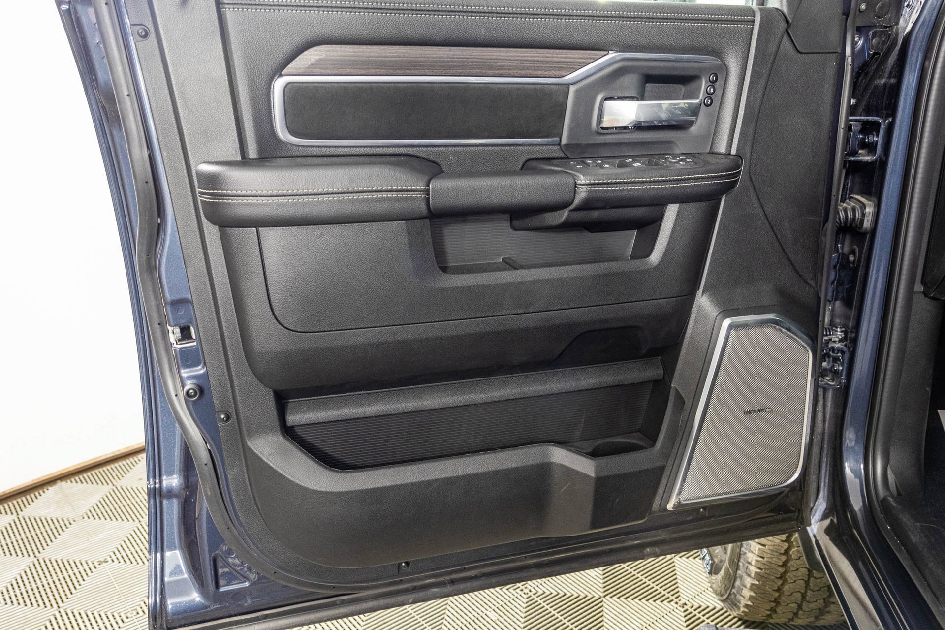 New 2026 RAM 3500 Laramie AWD/4WD image 36