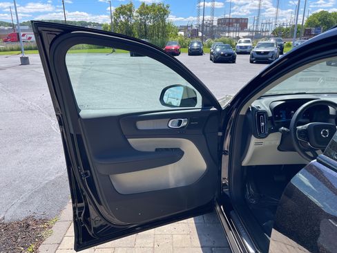 Used 2024 Volvo XC40 B5 Plus w/ Protection Package Premier AWD/4WD image 16