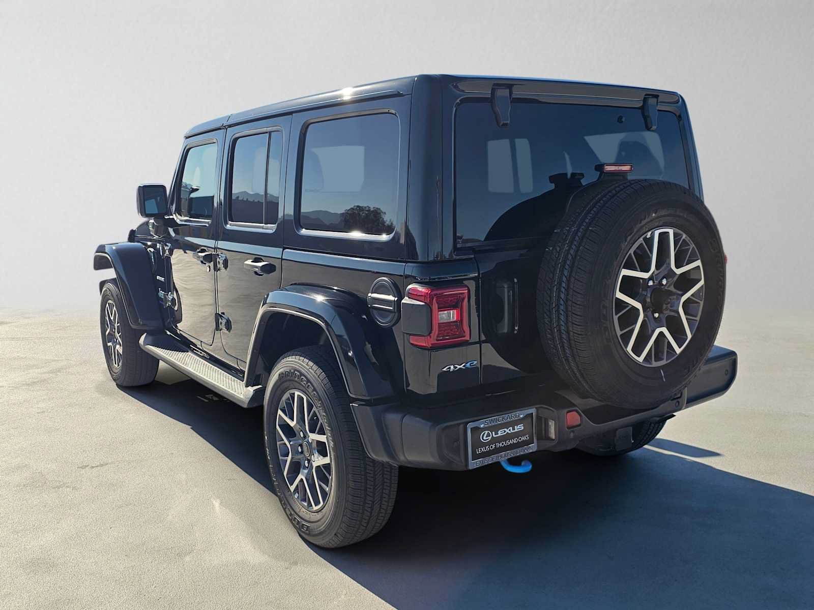 Used 2024 Jeep Wrangler Unlimited Sahara w/ Technology Group AWD/4WD image 5
