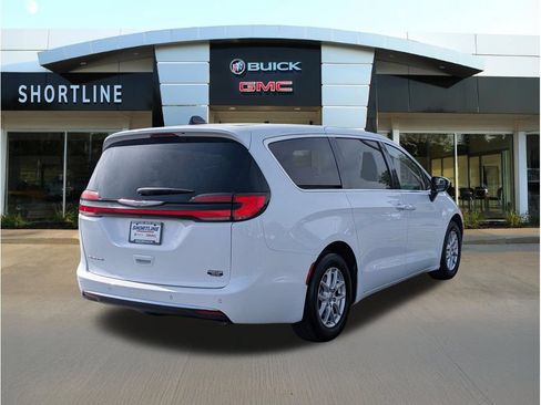 Used 2023 Chrysler Pacifica Touring-L FWD image 3