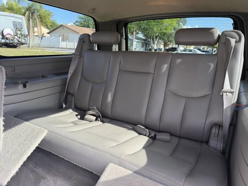 Used 2005 Chevrolet Suburban Z71 w/ Preferred Equipment Group image 12