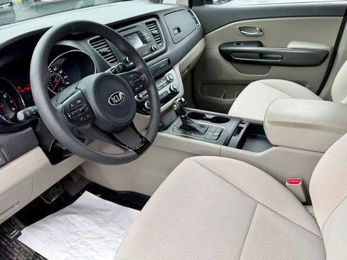 Used 2016 Kia Sedona L image 2