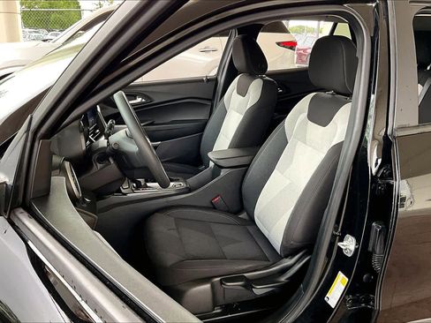 Used 2025 Chevrolet Trax LS FWD image 7