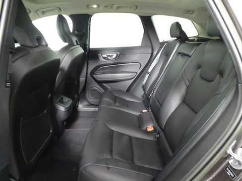 Used 2023 Volvo XC60 B5 Plus image 22
