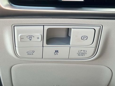 Certified 2025 Hyundai Tucson Limited AWD/4WD image 22