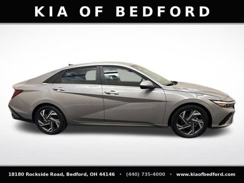 Used 2025 Hyundai Elantra SEL FWD image 4