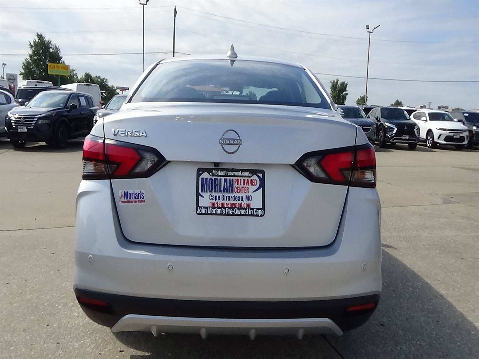 Used 2025 Nissan Versa SV FWD image 7