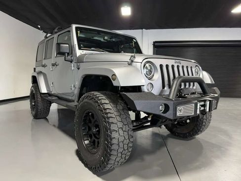 Used 2014 Jeep Wrangler Unlimited Sahara w/ Connectivity Group AWD/4WD image 3