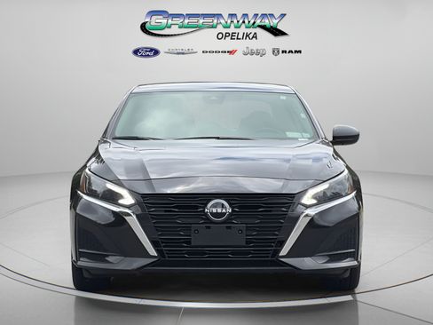 Used 2024 Nissan Altima 2.5 SV FWD image 2
