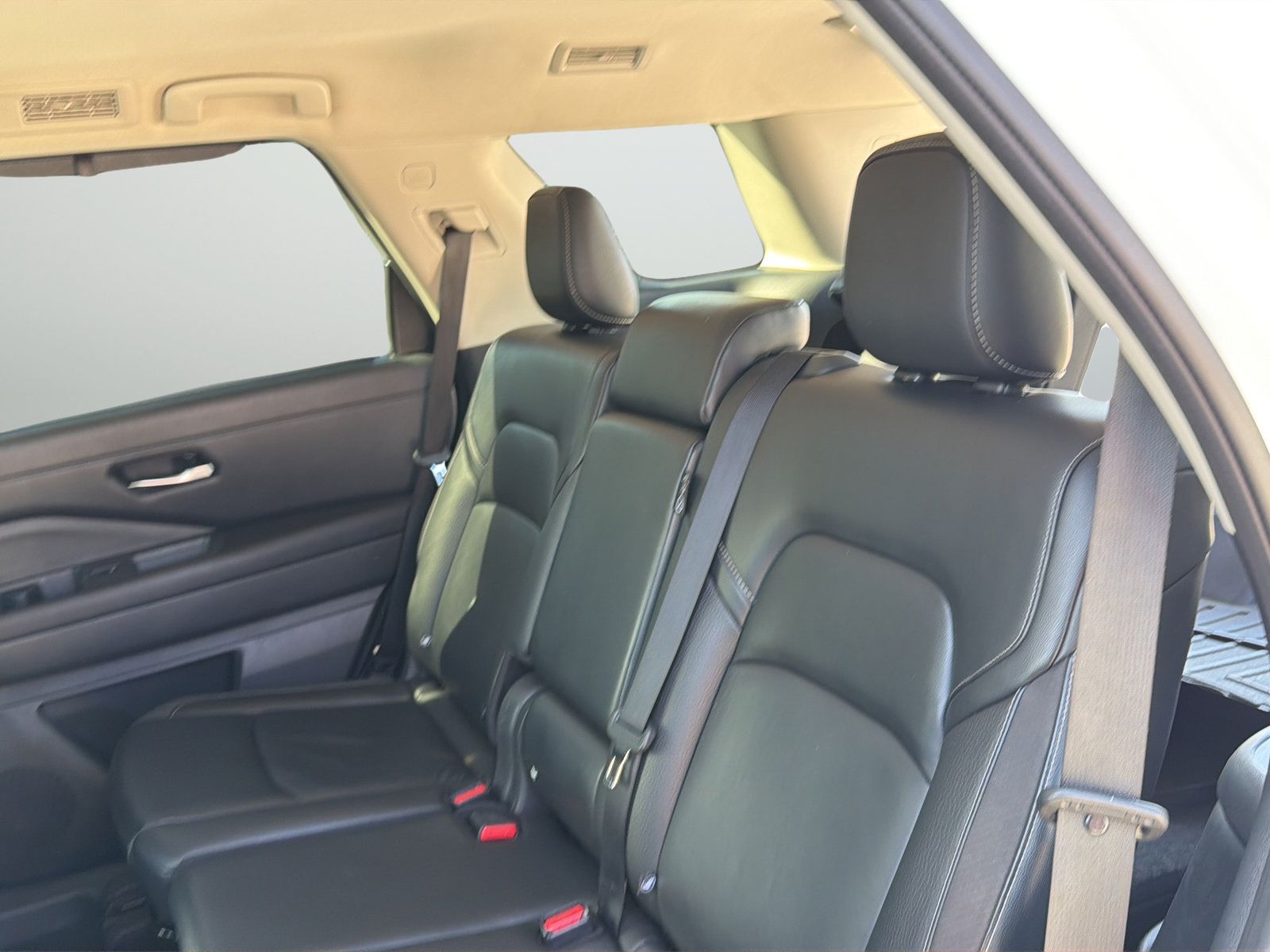 Used 2023 Nissan Pathfinder SL w/ Black Appearance Package FWD image 33