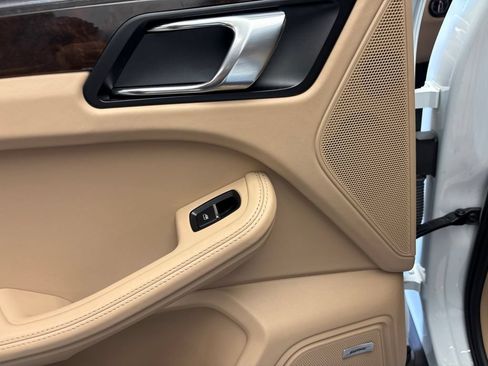 Certified 2023 Porsche Macan AWD/4WD image 19