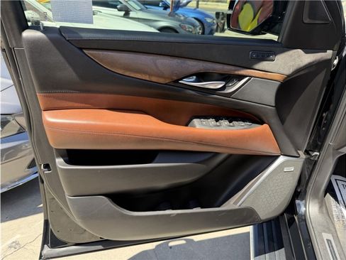 Used 2019 Cadillac Escalade ESV Premium Luxury AWD/4WD image 16