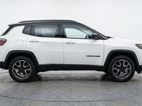 Used 2025 Jeep Compass Trailhawk AWD/4WD image 11