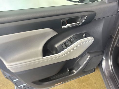 Used 2021 Toyota Highlander XLE AWD/4WD image 28