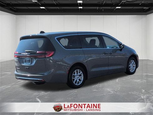 Used 2023 Chrysler Pacifica Touring-L image 5