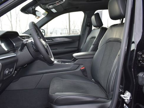 New 2025 Jeep Grand Cherokee Altitude image 13