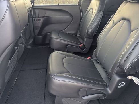 New 2026 Chrysler Pacifica Select image 17
