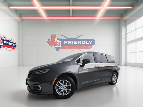 Used 2023 Chrysler Pacifica Touring-L FWD image 1