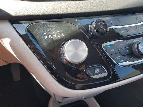 Used 2024 Chrysler Voyager LX image 18