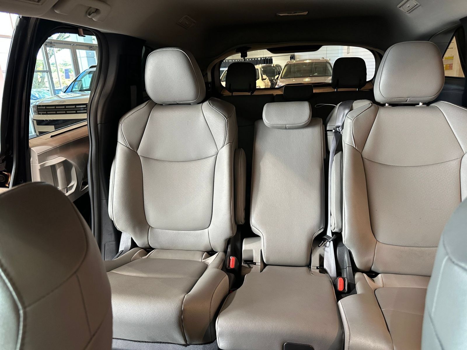 Used 2025 Toyota Sienna XLE FWD image 40