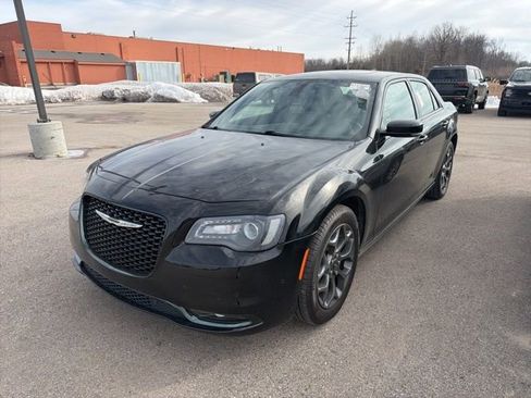 Used 2018 Chrysler 300 S w/ 300S Premium Group image 3