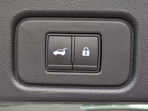 Used 2022 Nissan Pathfinder SL FWD image 11