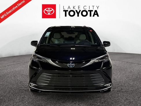 New 2025 Toyota Sienna Platinum image 8