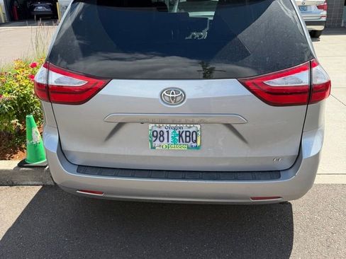 Used 2017 Toyota Sienna LE FWD image 3