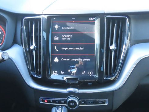 Used 2018 Volvo XC60 T5 Momentum w/ Vision Package image 8