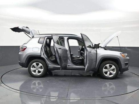 Used 2018 Jeep Compass Latitude w/ Popular Equipment Group AWD/4WD image 29