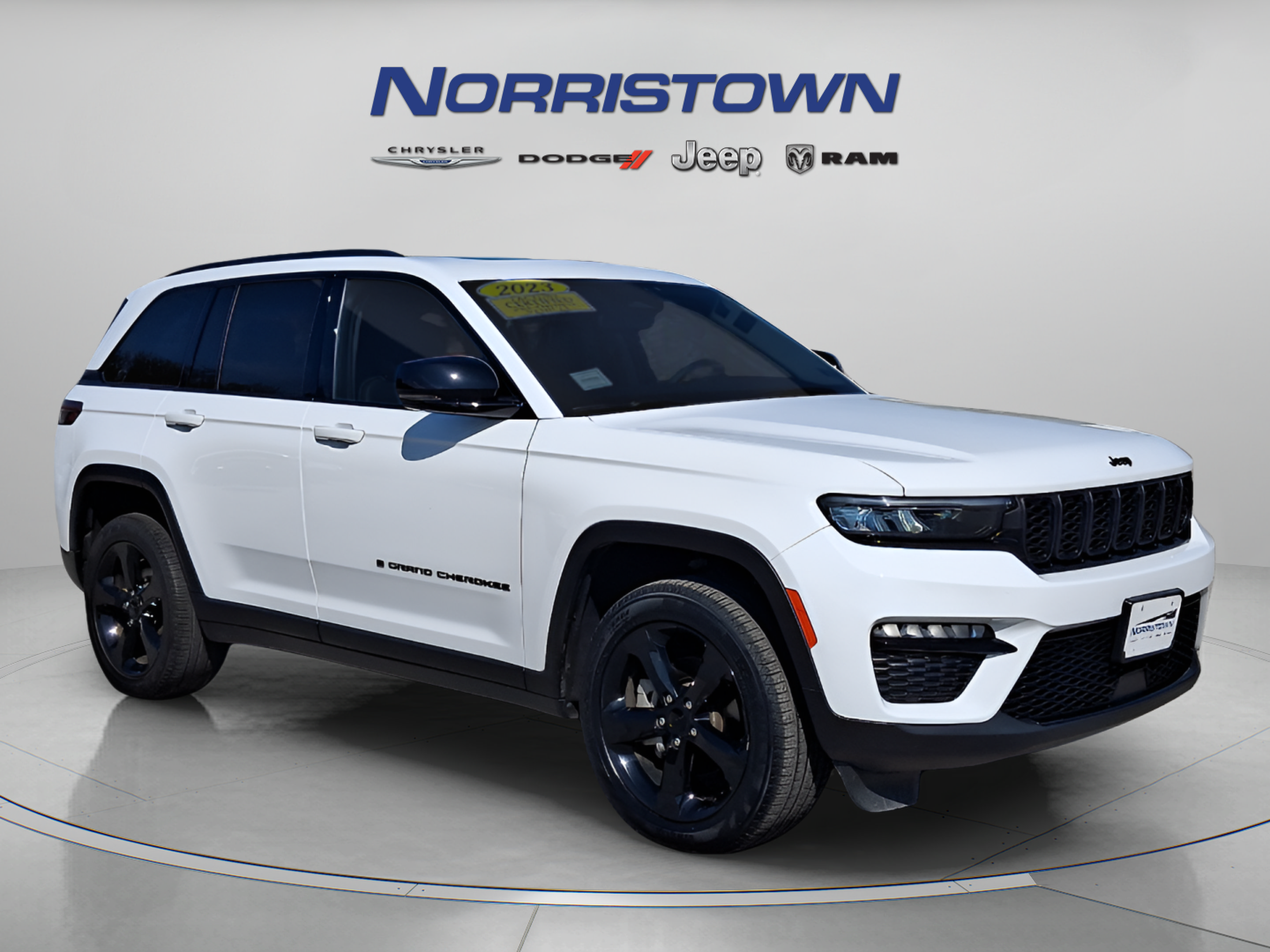 Used 2023 Jeep Grand Cherokee Limited w/ Black Appearance Package AWD/4WD image 1