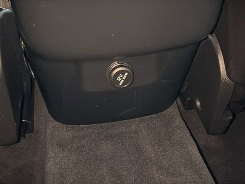 Used 2018 Volvo XC60 T5 Momentum w/ Vision Package image 9