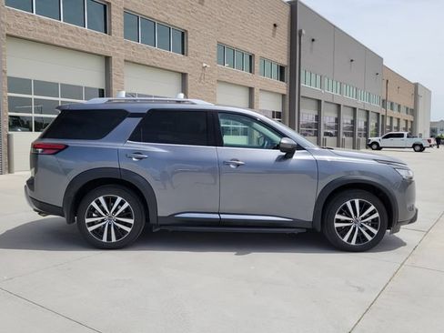 Used 2024 Nissan Pathfinder Platinum w/ Cargo Package AWD/4WD image 2