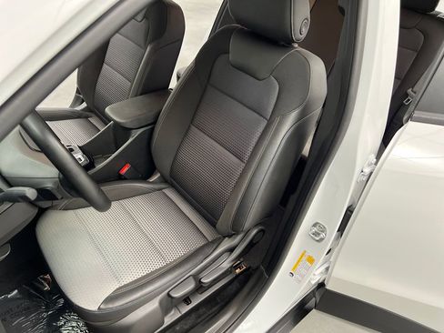 Used 2025 Chevrolet Trax LT w/ LT Convenience Package image 9